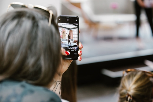 femboss-online-handy-frau-mit-smartphone-iphone-android-speakerin