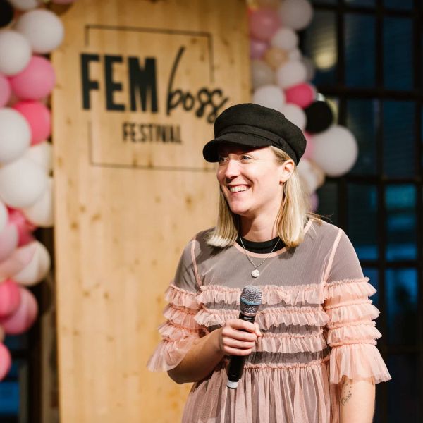 femboss-anja-krystina-hermes-gruenderin-ceo-frauennetzwerk-business-mentorin-coach-selbststaendige-frau-auf-buehne-speakerin